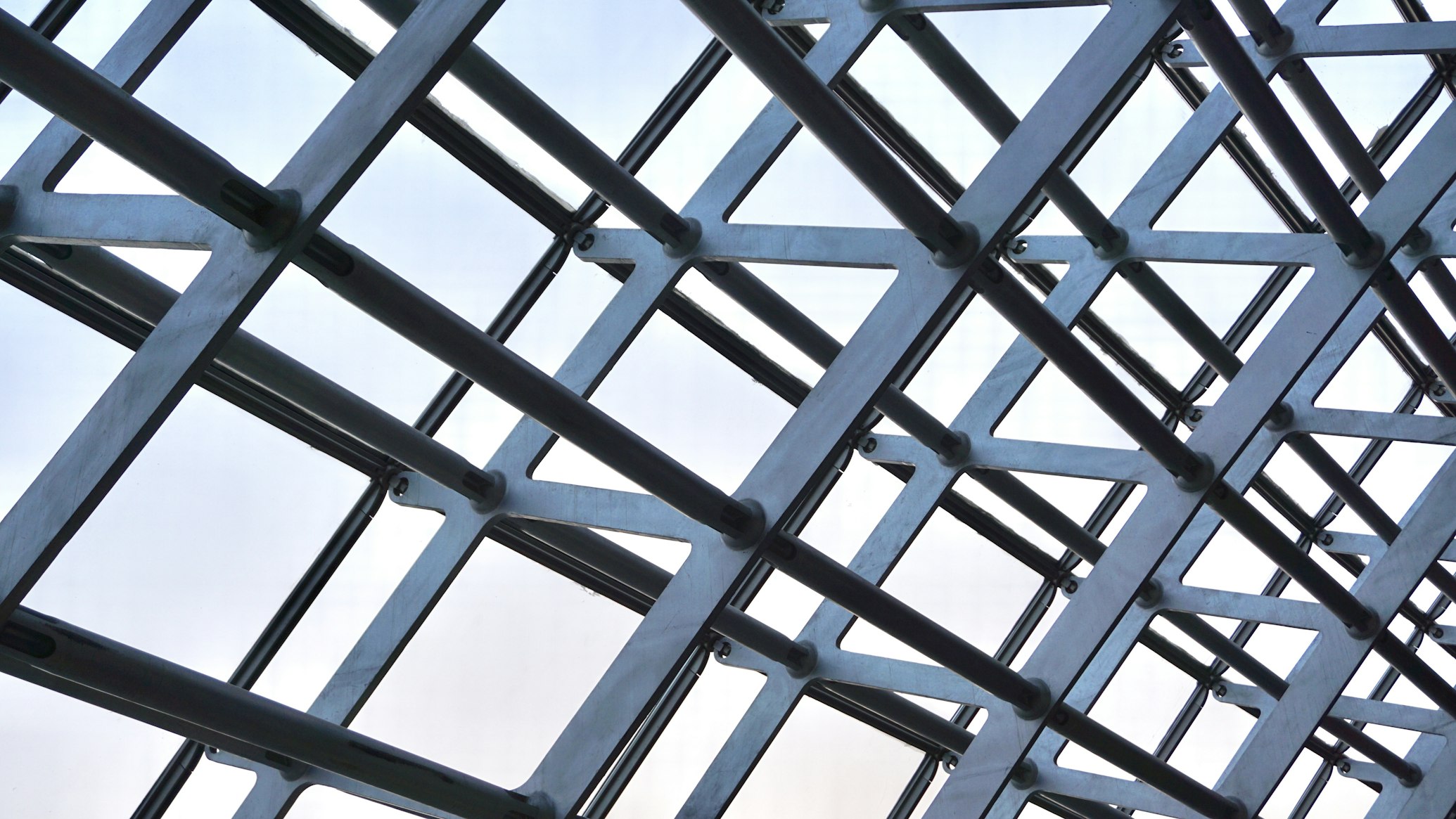 Heavy-duty structural steel portal frame building and agricultural farm shed assembly